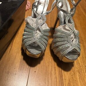 Jonathan Kayne Silver Rhinestone 5” Heels – Size 8